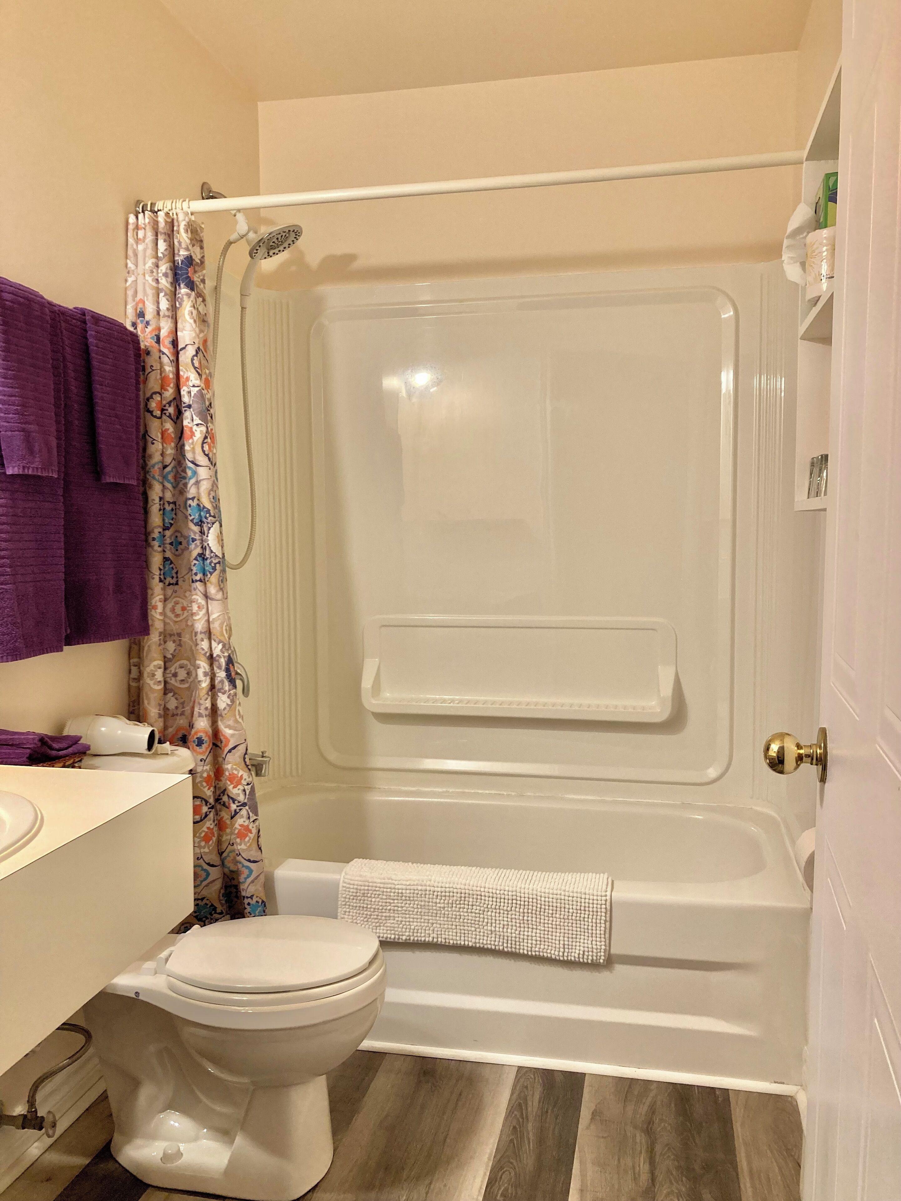 superior room | bathroom | combined shower/bathtub, towels