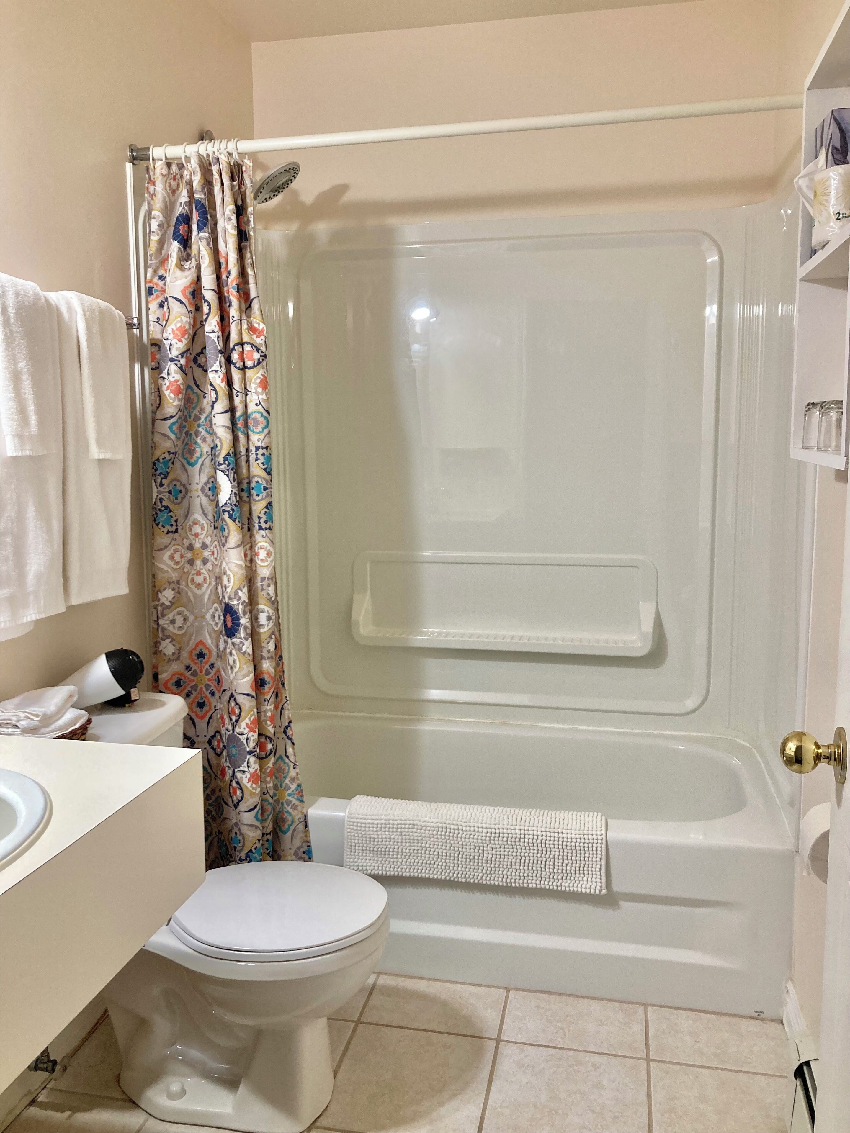 deluxe room, 1 queen bed with sofa bed, ocean view | bathroom | combined shower/bathtub, towels