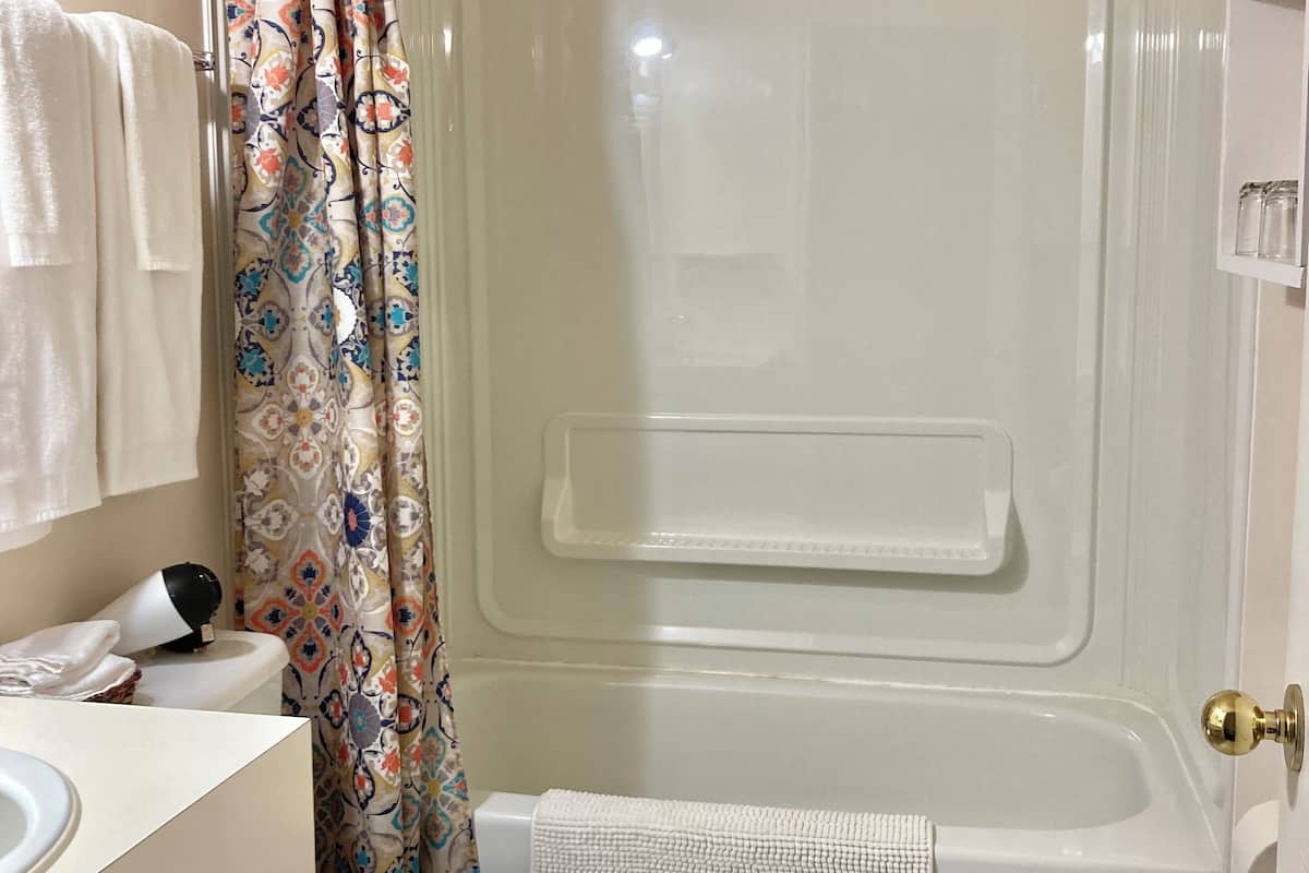 deluxe room, 1 queen bed with sofa bed, ocean view | bathroom | combined shower/bathtub, towels