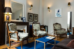 华丽双人房, 1 张特大床 | 起居区 | 平板电视、DVD 播放器、iPod 基座