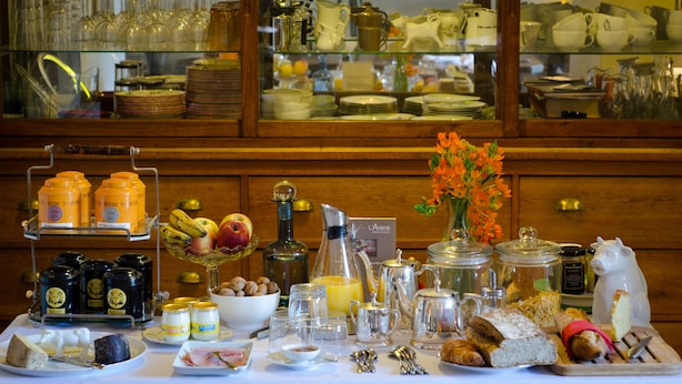 Un bufé de desayuno con diversos alimentos y bebidas.