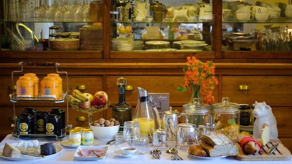 Daily buffet breakfast (EUR 11 per person)