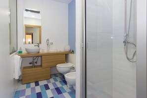 Superior Double Room | Bathroom | Shower, rainfall showerhead, free toiletries, hair dryer - Central Rooms Il Re (Catania)