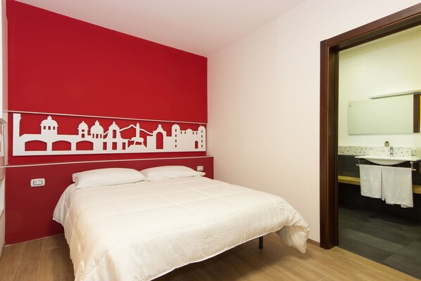 Luxury Double Room | Premium bedding, minibar, in-room safe, cribs/infant beds - Central Rooms Il Re (Catania)