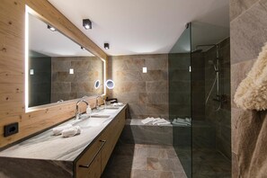 Shower, free toiletries, hair dryer, towels - Hotel Dolomitenblick (Terento)