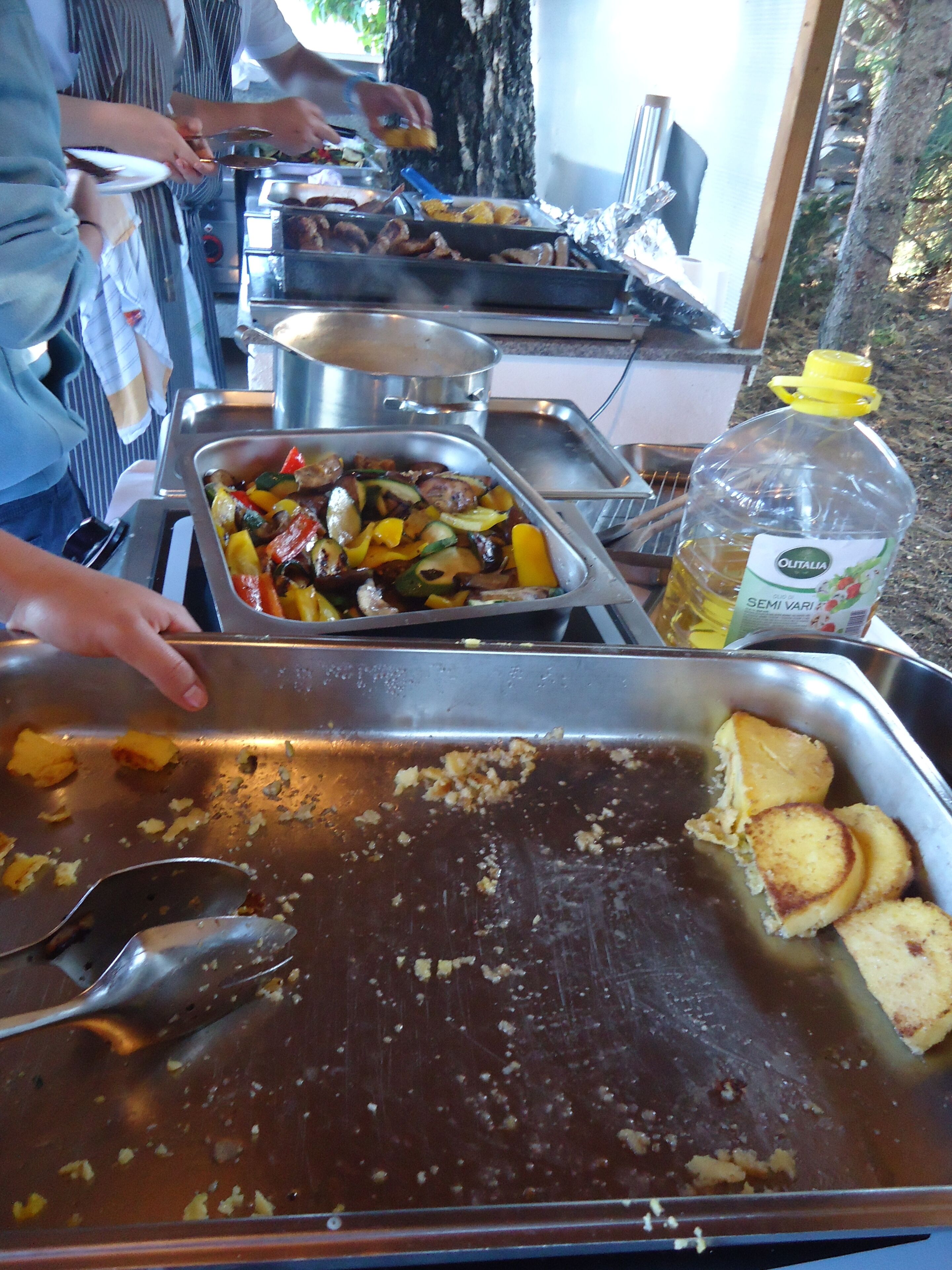 Un buffet proposant une variété de plats et d’ustensiles.