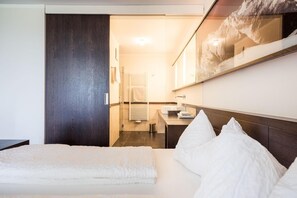 Habitación doble superior, vistas a la montaña | Ropa de cama de alta calidad, caja fuerte, escritorio