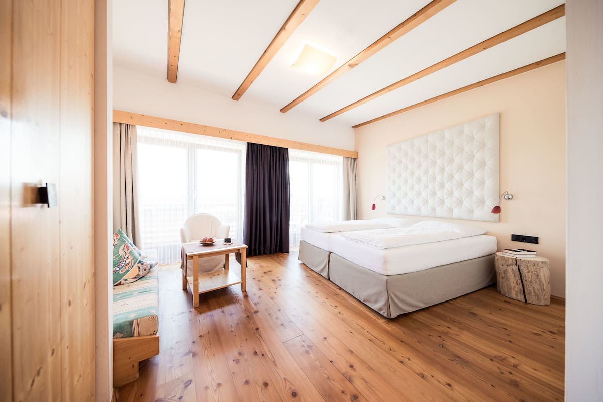 Standard Double Room, Mountain View | Peralatan tempat tidur premium, peti besi dalam bilik, meja
