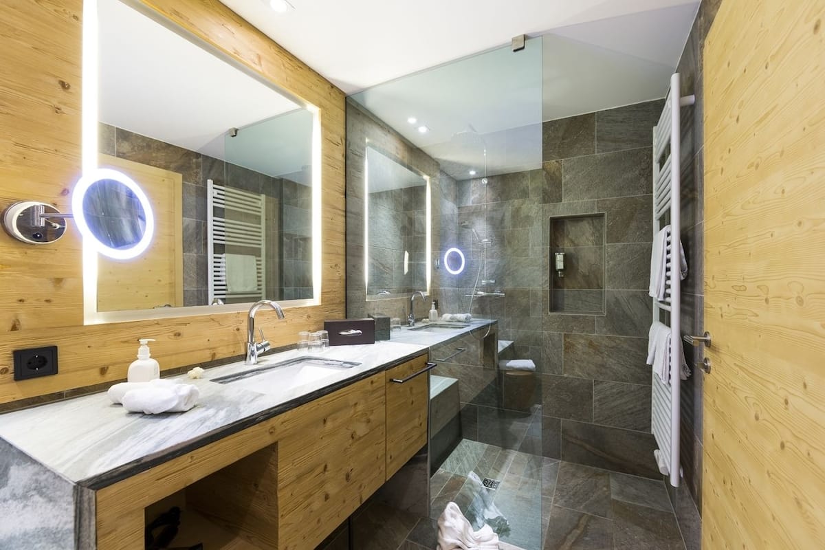 superior double room, mountain view | bathroom | shower, free toiletries, hair dryer, towels