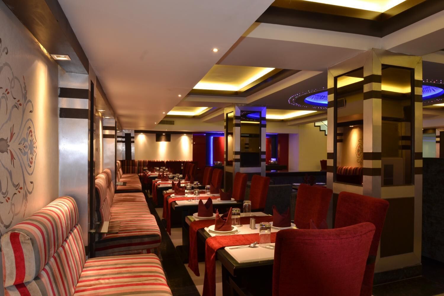 breakfast, lunch, dinner served; international cuisine