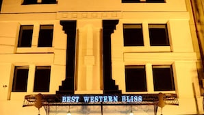 En bygningsfacade med skiltet "BEST WESTERN BLISS", der angiver et hotel.