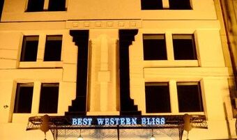 A building facade with the sign "BEST WESTERN BLISS" indicating a hotel.