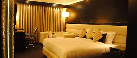 Standard Room, 1 King Bed, Non Smoking | Minibar, in-room safe, desk, soundproofing
