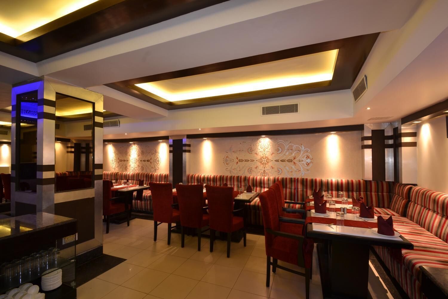 breakfast, lunch, dinner served; international cuisine