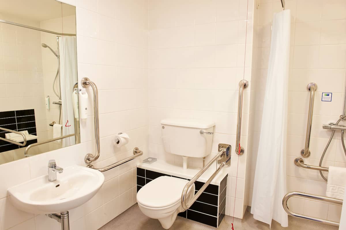 Room, 1 Double Bed, Accessible | 1 chambre, bureau, rideaux dâobscurcissement, fer et planche Ă repasser
