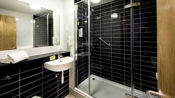 Buồng tắm vòi sen, đồ dùng nhà tắm miễn phí, máy sấy tóc, khăn tắm