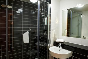 Shower, free toiletries, hair dryer, towels - Holiday Inn Express Manchester Airport by IHG (Manchester)
