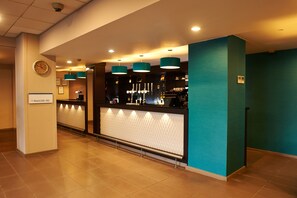 Bar (on property) - Holiday Inn Express Manchester Airport by IHG (Manchester)