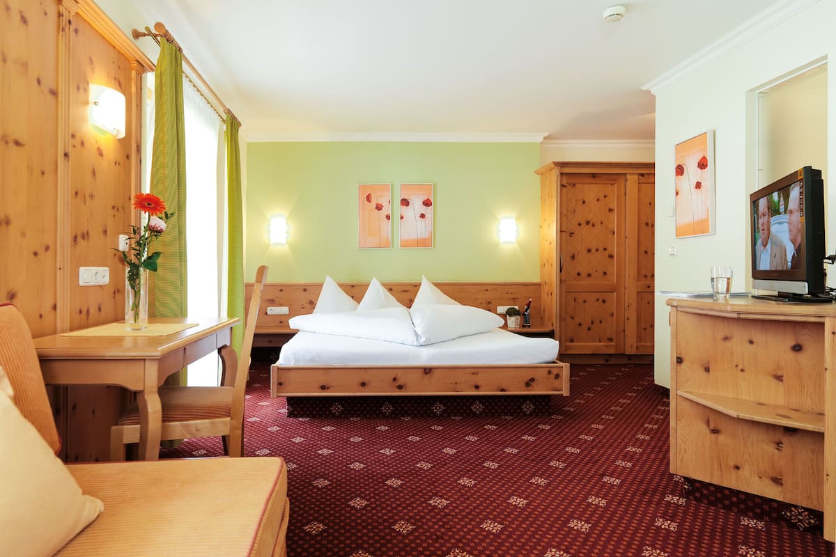 In-room safe, desk, soundproofing, free WiFi