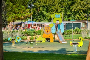 Zona de juegos infantil al aire libre