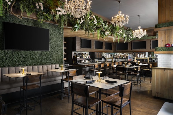 Breakfast, lunch, dinner served; American cuisine