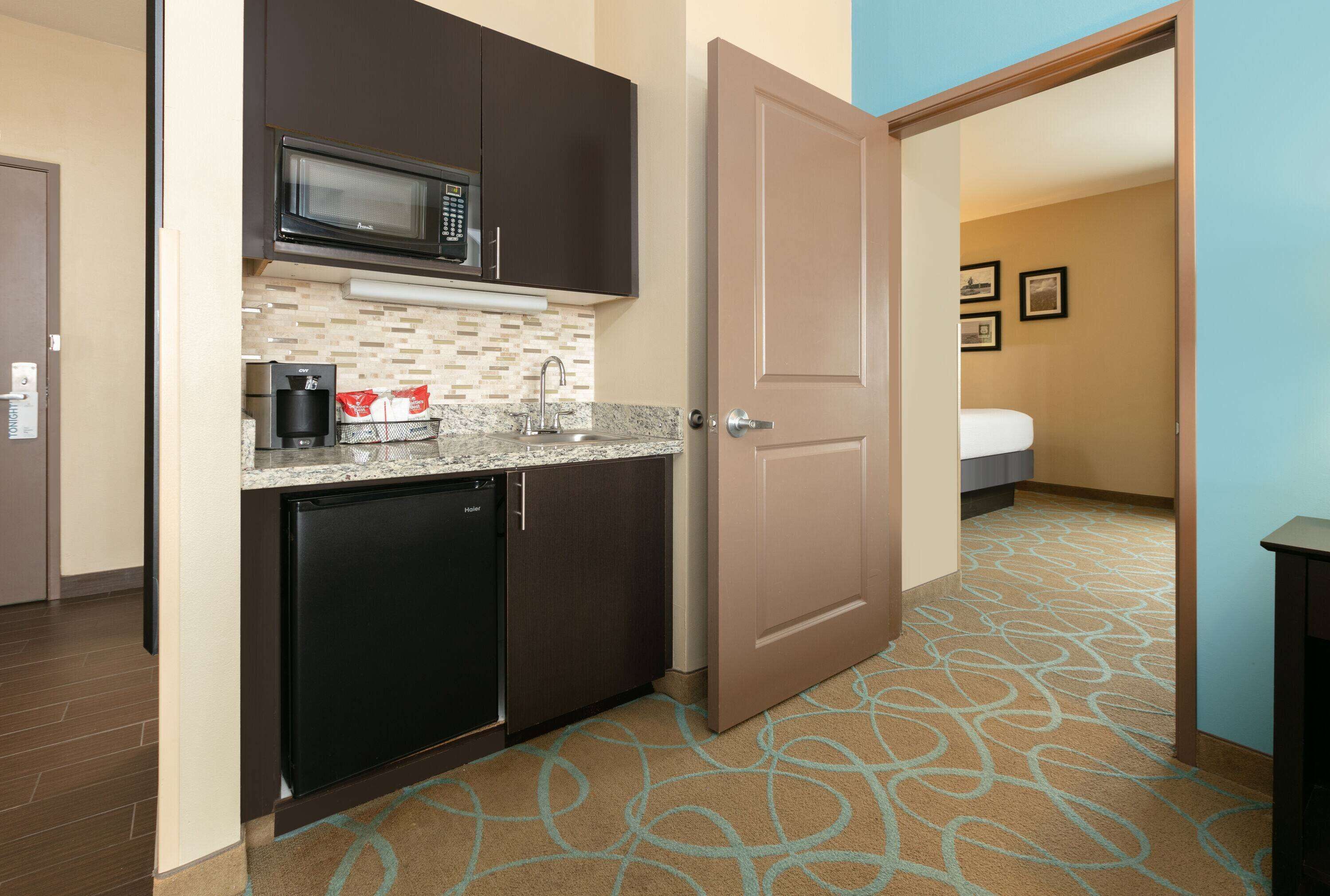 deluxe suite, multiple beds, non smoking (deluxe family suite) | premium bedding, pillow-top beds, desk, iron/ironing board