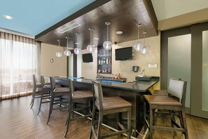 Cocktail bar - La Quinta Inn & Suites by Wyndham Clinton Historic Route 66 (Clinton)
