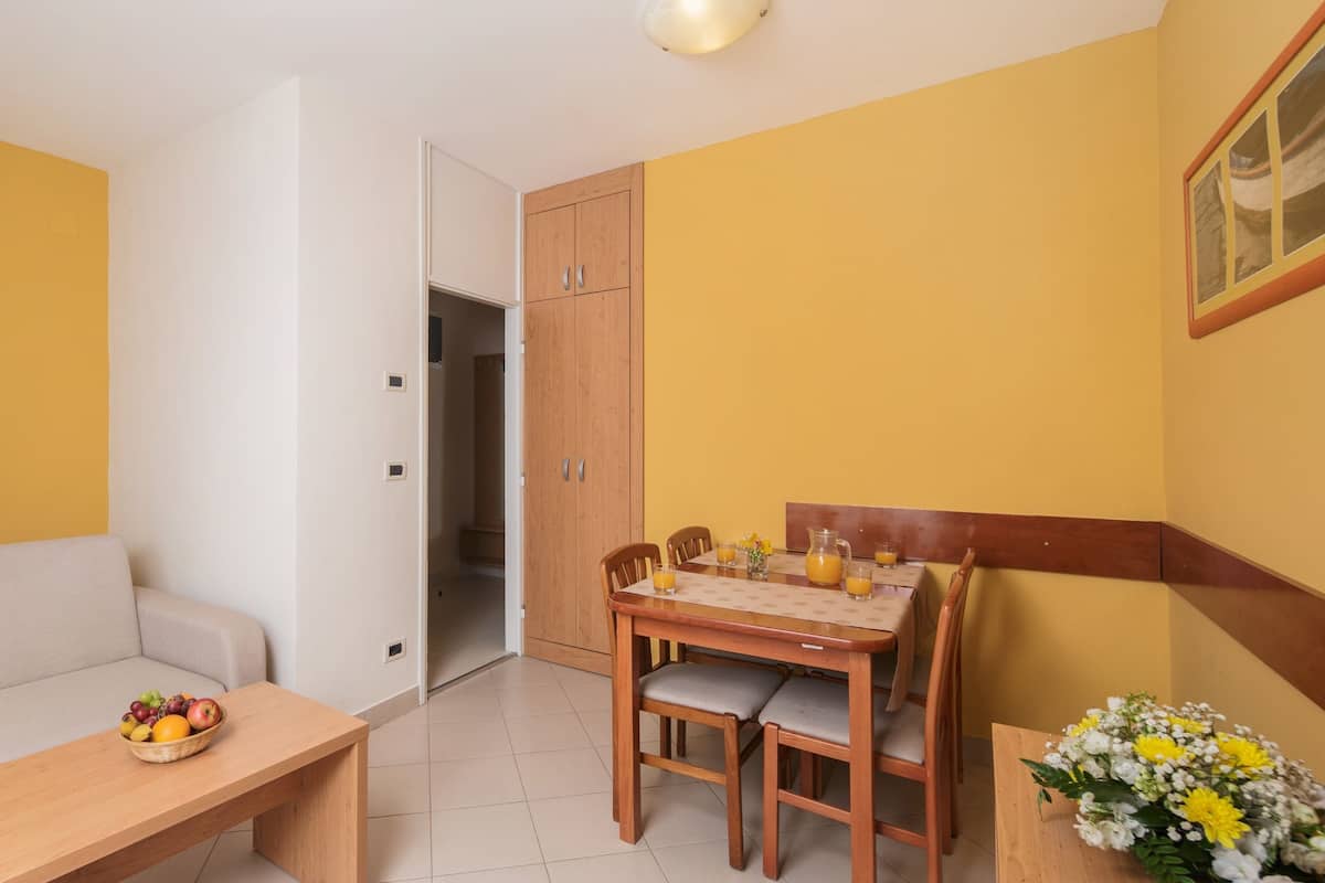 Classic apartment for 2+2 persons | 1 dormitorio, minibar, caja fuerte y escritorio