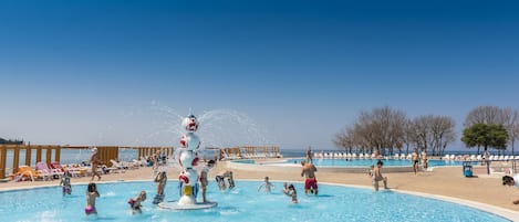 室外游泳池