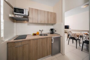 Fridge, microwave, stovetop, cookware/dishes/utensils