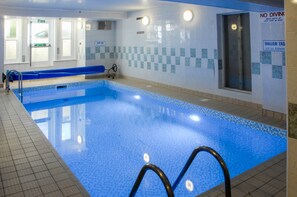 Una piscina cubierta