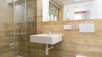 Doppel- oder Zweibettzimmer, 2 Einzelbetten, Balkon, Bergblick | Badezimmer