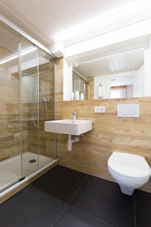 Kamer, 1 twee- of 2 eenpersoonsbedden, 2 eenpersoonsbedden, balkon, uitzicht op bergen | Badkamer | Een haardroger, handdoeken, zeep, shampoo