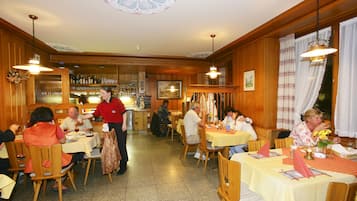 供應午餐和晚餐