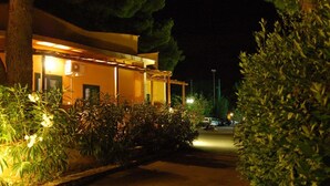 Fassade der Unterkunft – Abend/Nacht