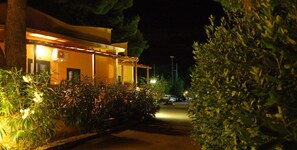 Front of property – evening/night - Villaggio Elisena (Vieste)