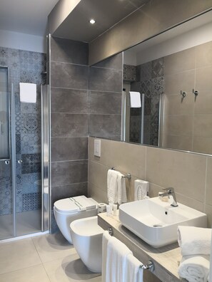 Suite, Terrasse, Annex | Badezimmer | Dusche, Haartrockner, Bidet, Handtücher