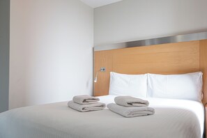 Quarto casal | Cofres nos quartos, escrivaninha, quartos à prova de som