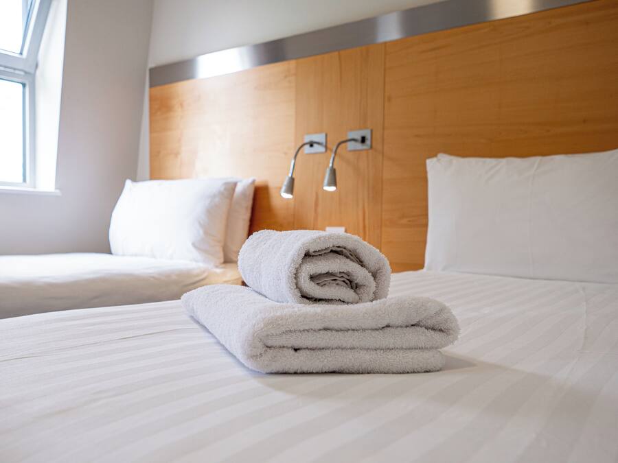 Triple Room | In-room safe, desk, soundproofing, free WiFi