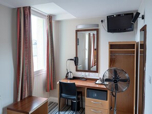 Triple Room | In-room safe, desk, soundproofing, free WiFi - The Maiden Oval (London)