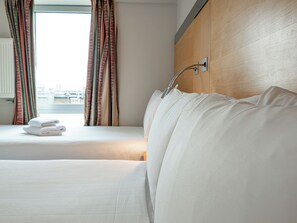 In-room safe, desk, soundproofing, free WiFi - The Maiden Oval (London)