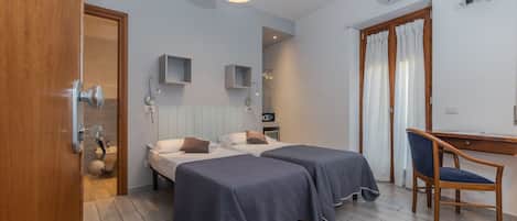 Standard-Doppel- oder -Zweibettzimmer | Zimmersafe, Schreibtisch, schallisolierte Zimmer, Babybetten