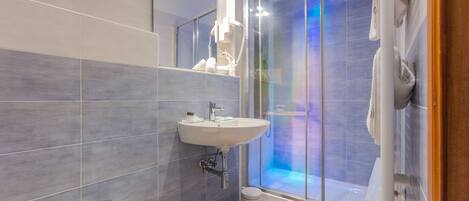 Standard Double or Twin Room | Bathroom | Shower, free toiletries, hair dryer, bidet