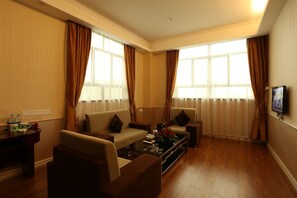 Business Room, 1 King Bed | Living area | LCD TV