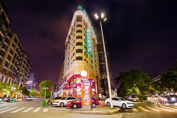 施設の正面 (日没後)