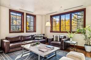 คอนโด, 3 ห้องนอน | 1 ห้องนอน, ผ้าปูที่นอน Frette จากอิตาลี, เครื่องนอนระดับพรีเมียม