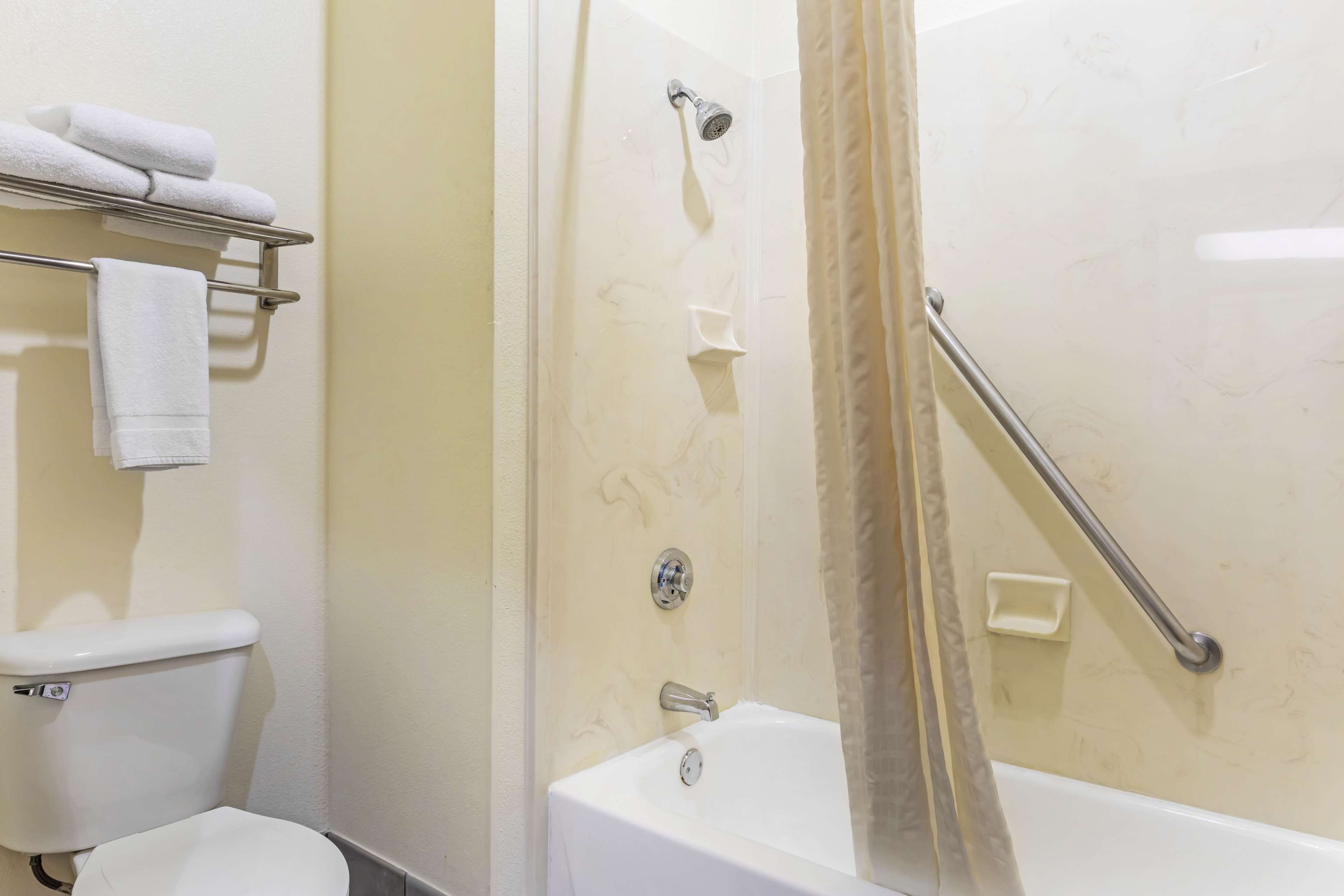 suite, 1 king bed, non smoking, jetted tub (oversized room) | bathroom | combined shower/bathtub, free toiletries, hair dryer, towels