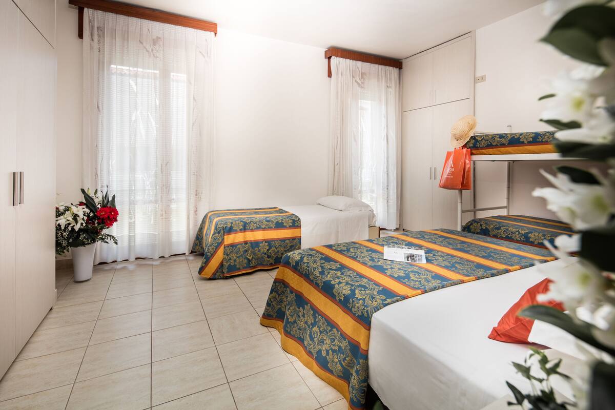Standard Quadruple Room | In-room safe, desk, WiFi (free)