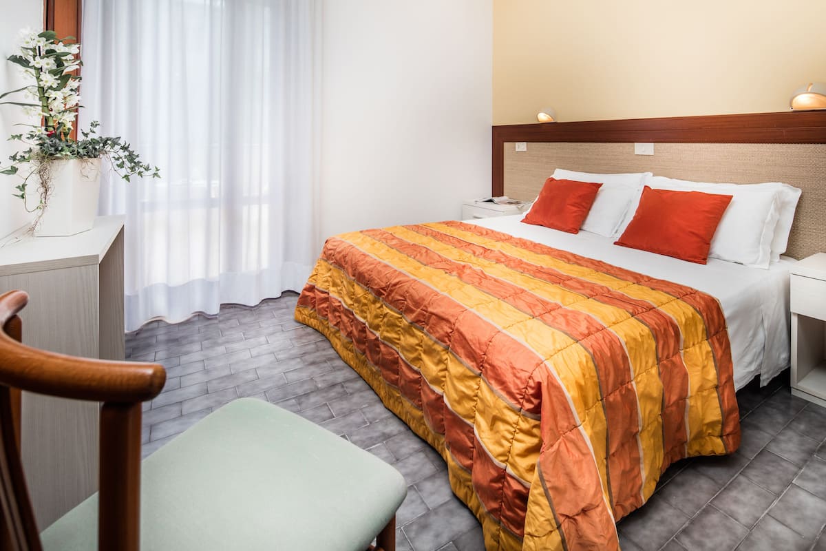 Standard Double Room | In-room safe, desk, WiFi (free)
