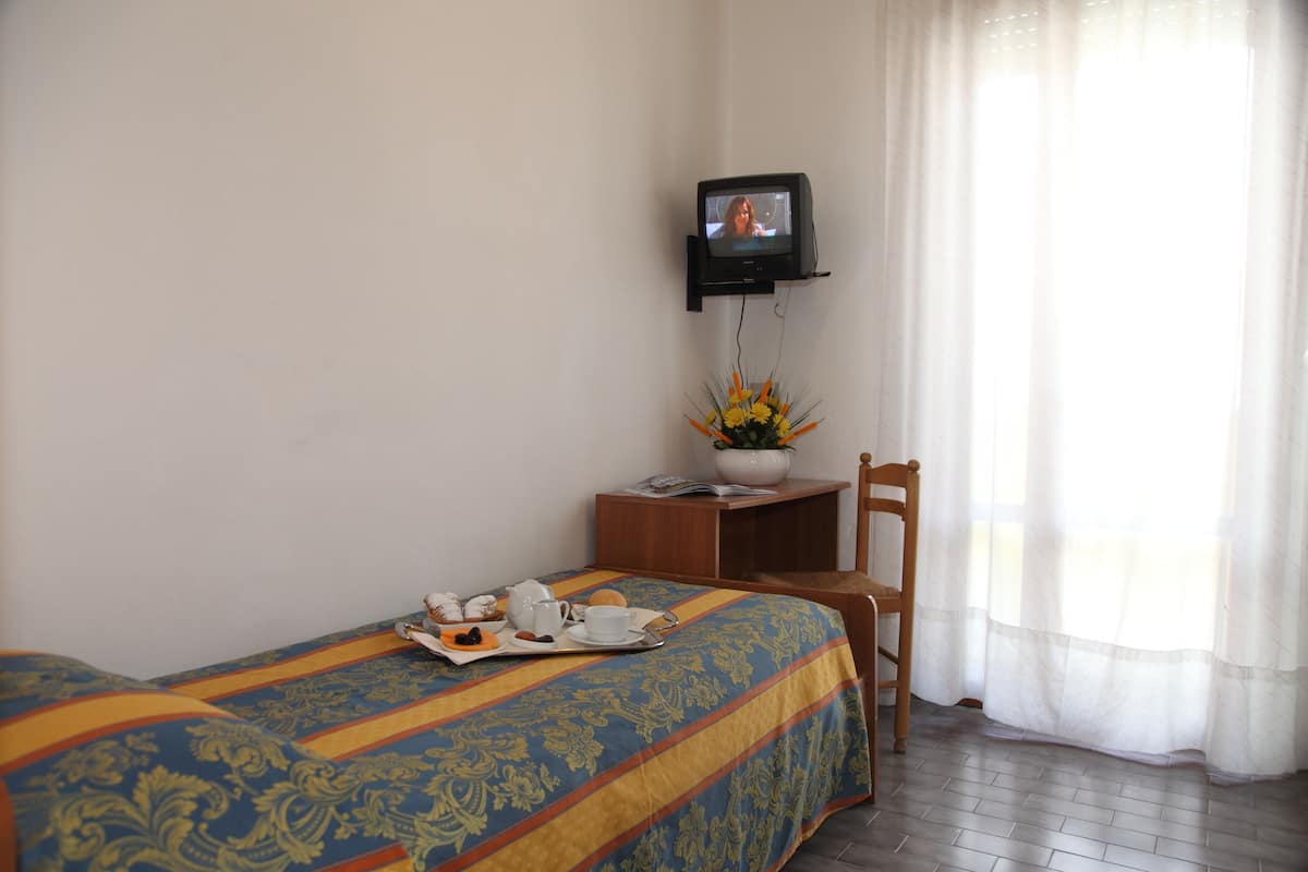 Single Room | In-room safe, desk, WiFi (free)